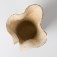 Prosty i zwyczajny wazon ceramiczny z ozdobnym szkliwem