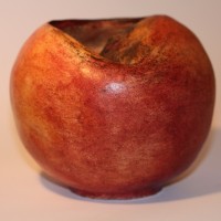Forma kształtem i kolorem nawiązująca do jabłka. A może do brzoskwini? -:)